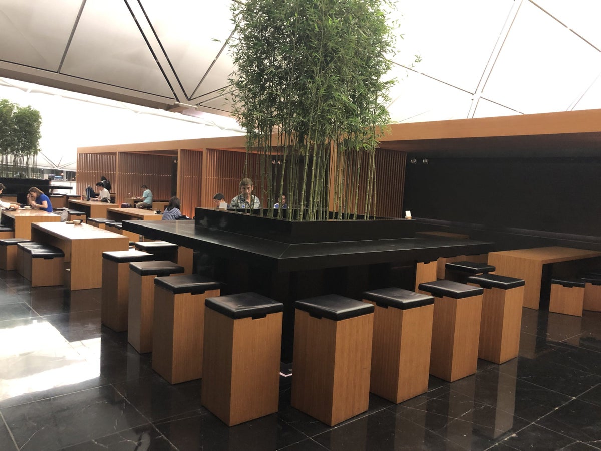 The Wing, Business at Hong Kong International Airport noodle bar
